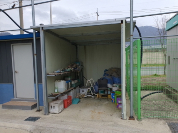 본건지상 제시외 건물(물치장, 도면: ㄹ부분)전경