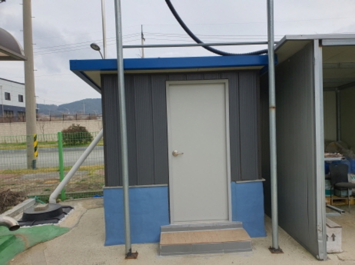 본건지상 제시외 건물(화장실, 도면: ㄷ부분)전경