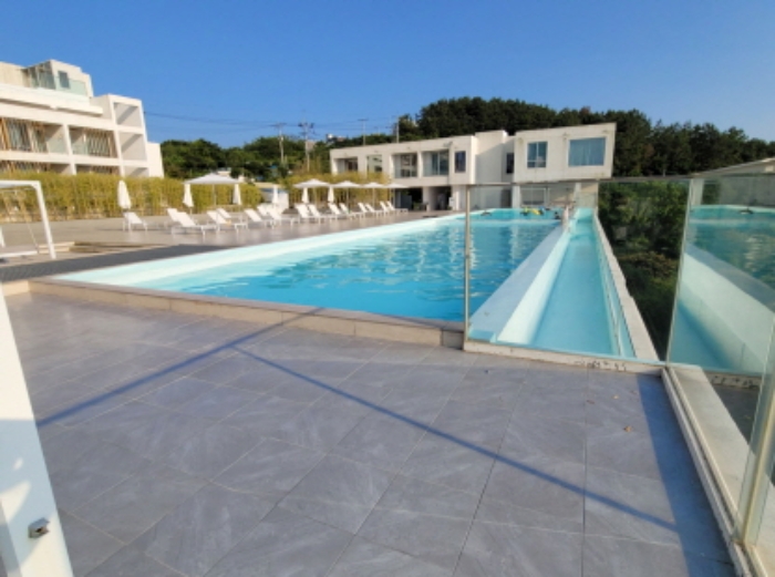 물건3번, 물건4번, 지상층 전경으로 야외 테라스 및 수영장 소재함.