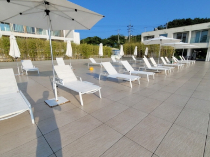 물건3번, 물건4번, 지상층 전경으로 야외 테라스 및 수영장 소재함.