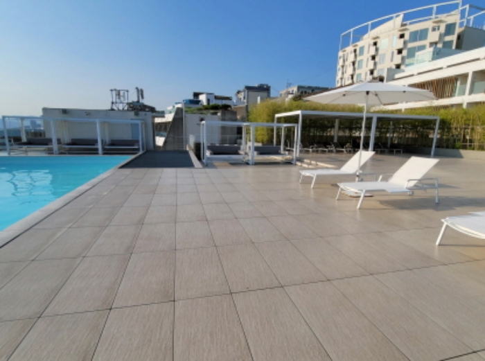 지상층 야외 테라스 일부(190평) 필지는 타소유이나 채무자가 테라스로 쓰고 있음.