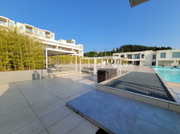 물건3번, 물건4번, 지상층 전경으로 야외 테라스 및 수영장 소재함.