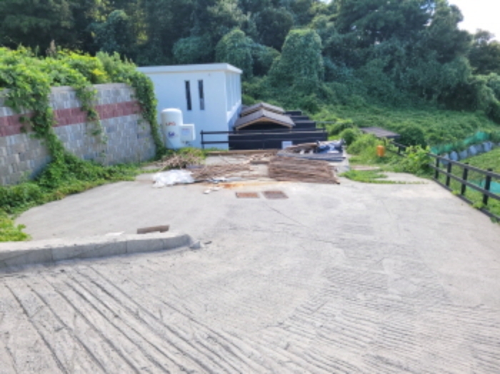 물건1번, 물건3번 전경으로 풀빌라 펜션 건물 소재하나 공사중단중임.