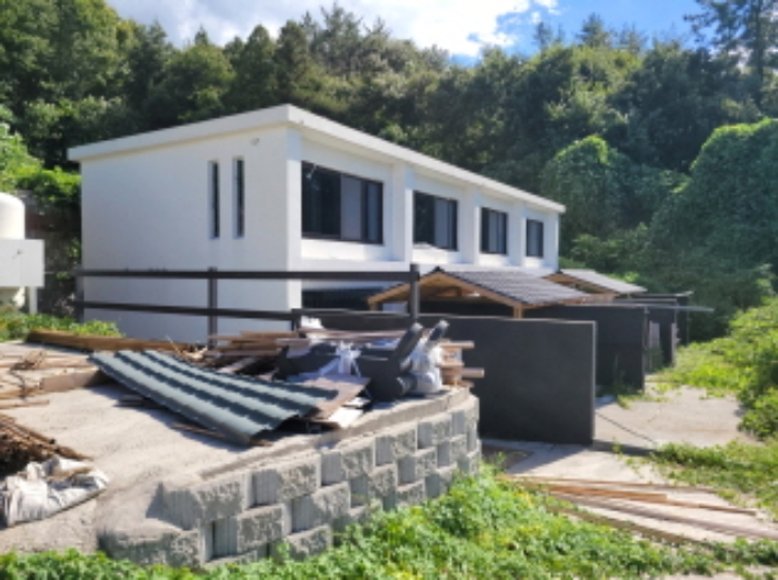 물건1번, 숙박시설 전면부 전경으로 공사 중단 상태임. 