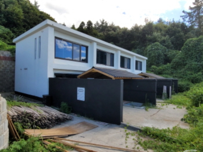 물건1번, 숙박시설 전면부 전경으로 공사 중단 상태임. 