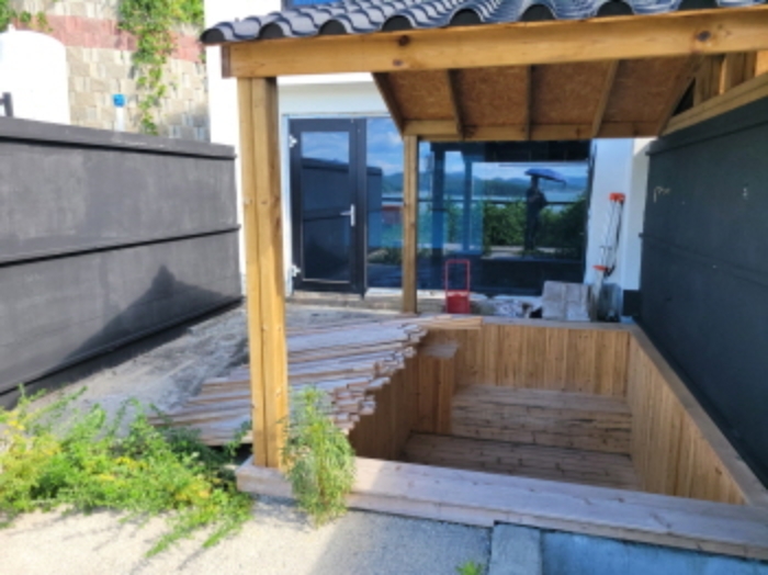 물건1번, 숙박시설 전면부 전경으로 공사 중단 상태임. 