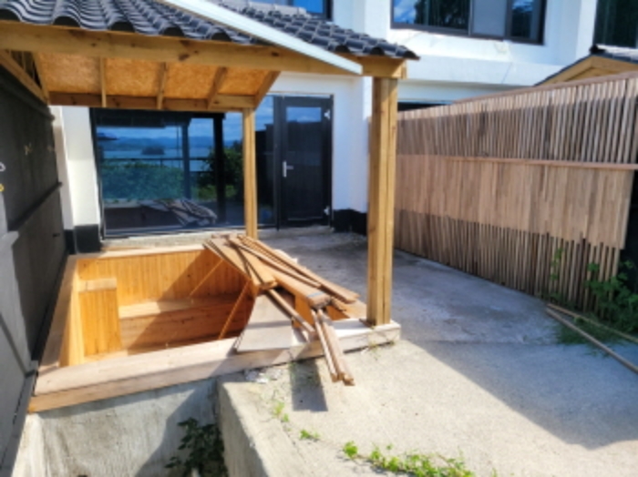 물건1번, 숙박시설 전면부 전경으로 공사 중단 상태임. 