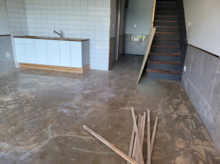 물건1번, 숙박시설 전면부 전경으로 공사 중단 상태임. 