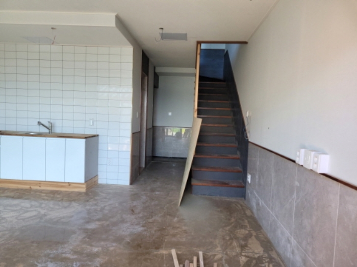 물건1번, 숙박시설 전면부 전경으로 공사 중단 상태임. 