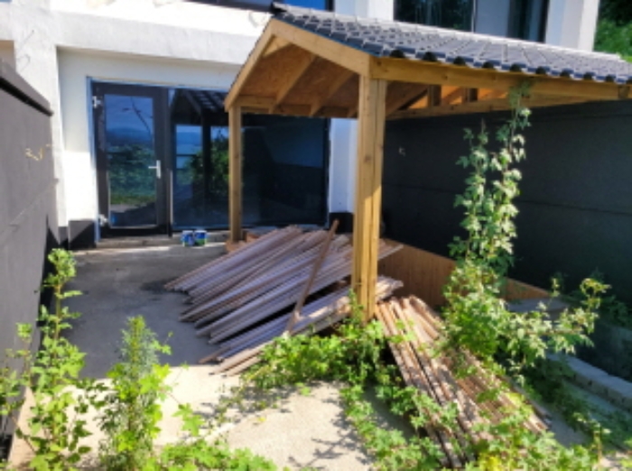 물건1번, 숙박시설 전면부 전경으로 공사 중단 상태임. 