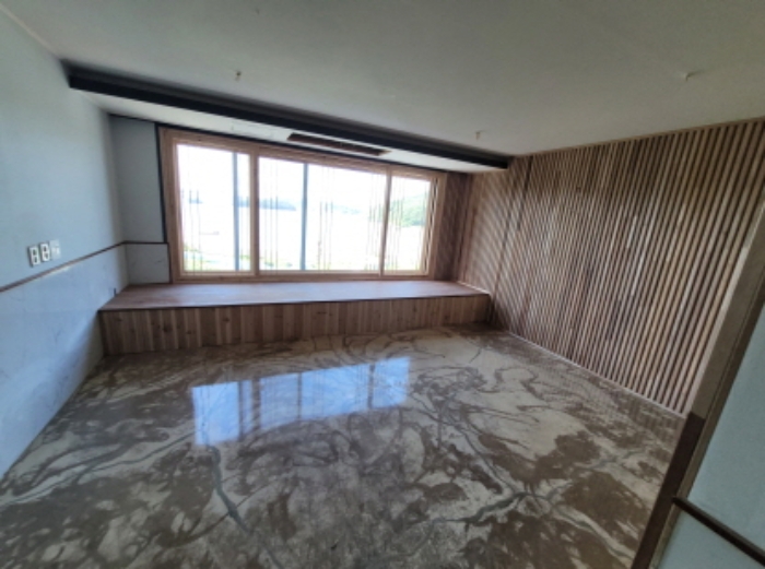 물건1번, 숙박시설 전면부 전경으로 공사 중단 상태임. 