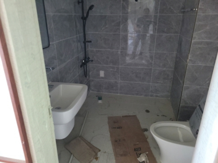 물건1번, 숙박시설 전면부 전경으로 공사 중단 상태임. 