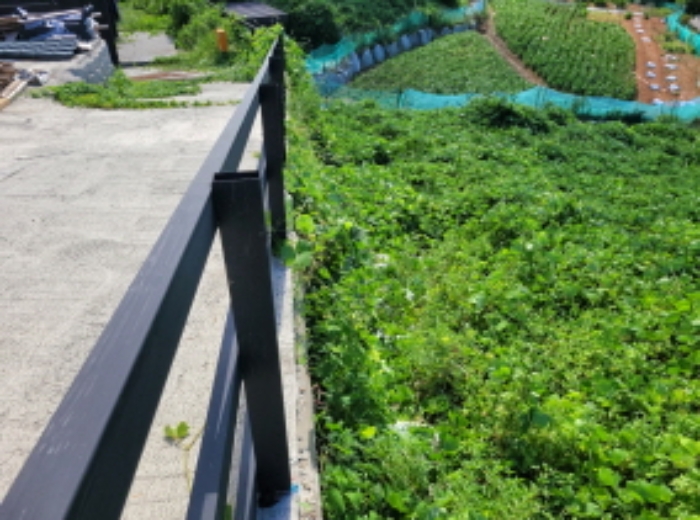 물건2번, 전경으로 펜션 경계석 부분임. 