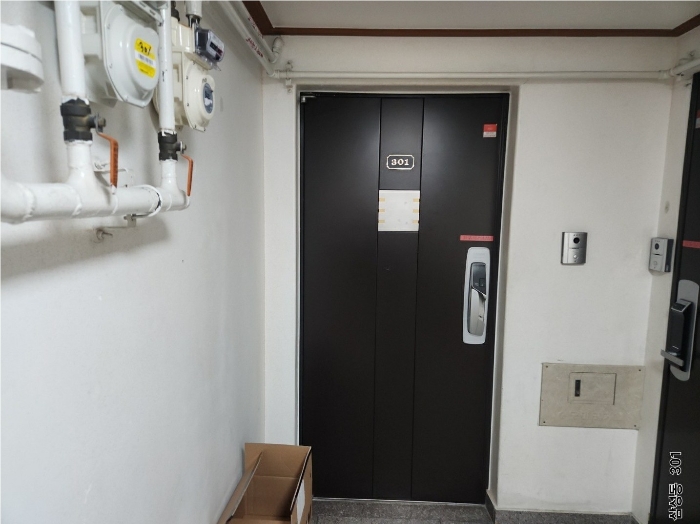 본건 301호 현관