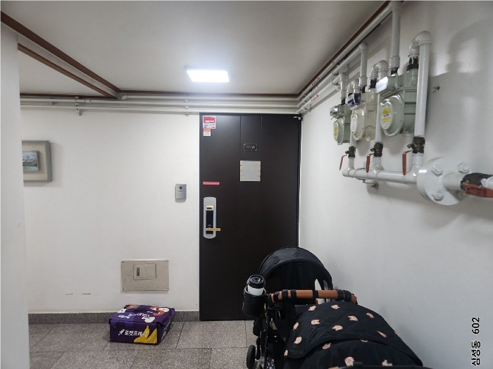 본건 602호 현관