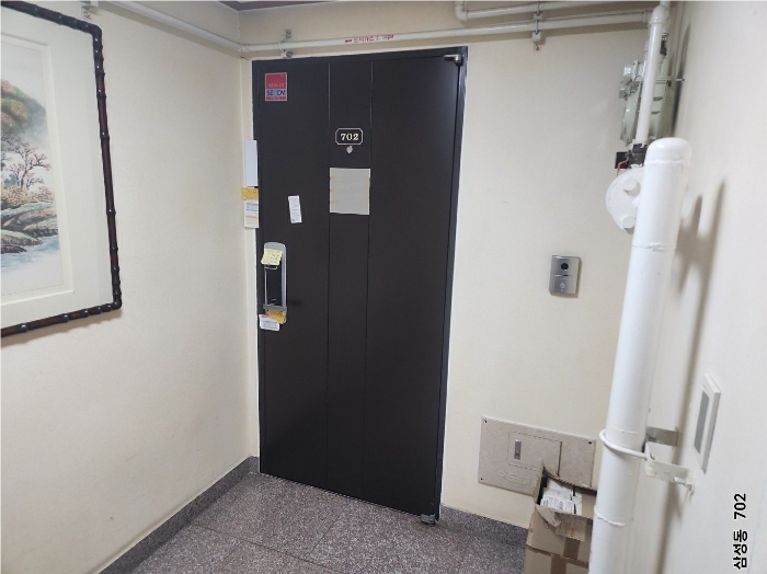 본건 702호 현관
