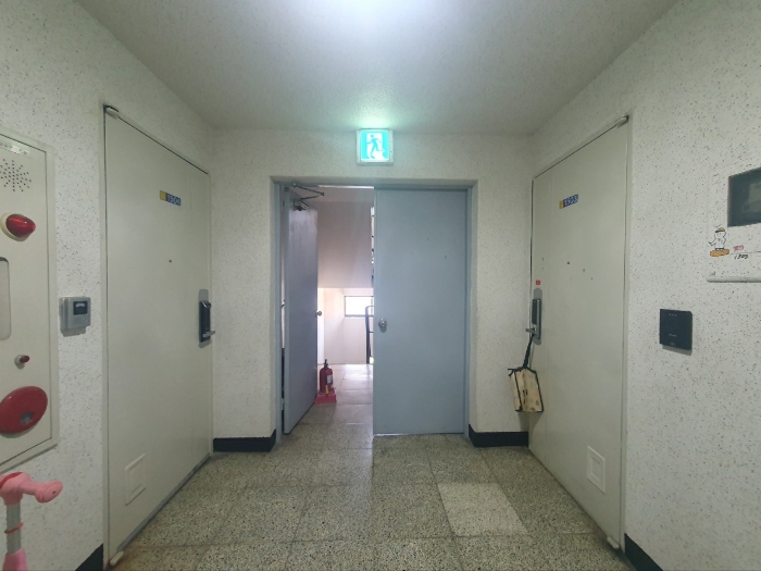 본건 앞 복도 전경