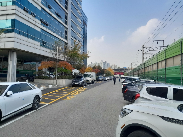 주위환경(북동측 도로변)