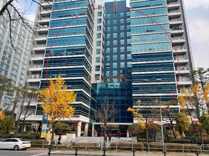 본건이 속한 건물전체전경(남서측 도로에서 촬영)