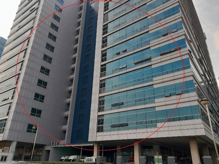 본건이 속한 건물전체전경(북동측 도로에서 촬영)