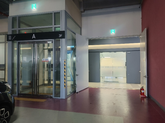 3층 주차장측 출입구