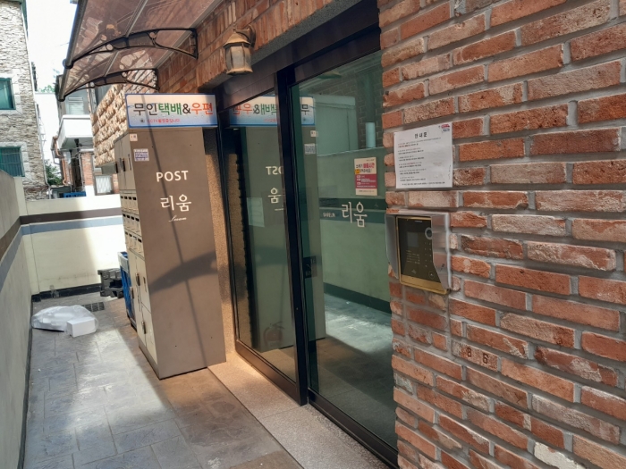 본건 현관 출입구 전경