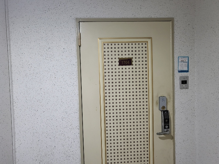 본건 현관 호표식