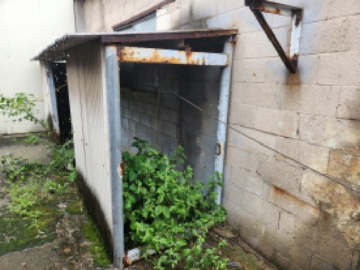 목록15 공장 건물 후면