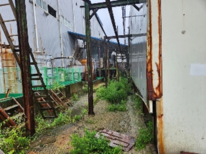 목록15 공장 건물 후면