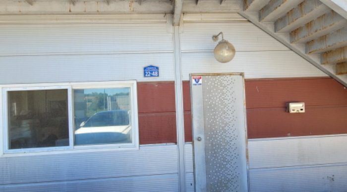 목록 2. 출입문(현장은 목록 4. 도로명 표시가 부착되어 있음)