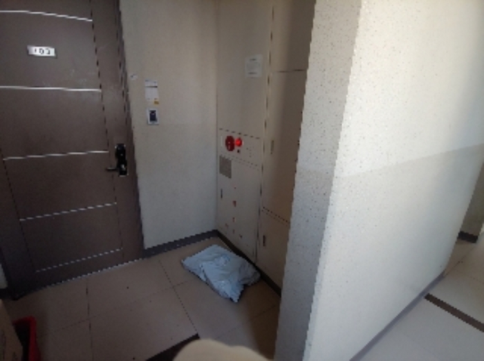 부동산 앞 복도 공간