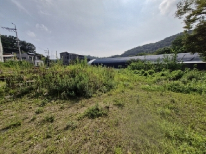 물건 1(왼쪽 일부) 및 물건 2 전경 - 물건 3.에서 본 사진(각 토지 경계는 불분명)