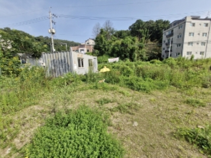 물건 3(내손동 87) 전경 - 도로 반대쪽(남쪽)에서 본 사진