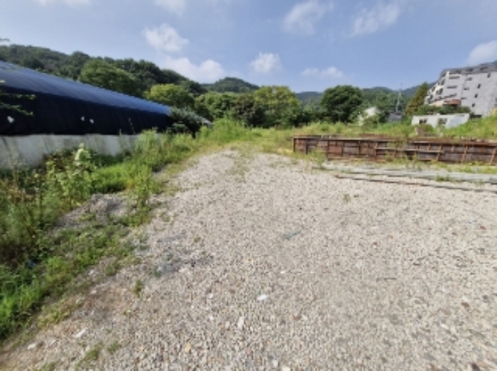 물건 2(내손동 89-2) 전경 - 왼쪽 철골 구조물은 물건 1.임