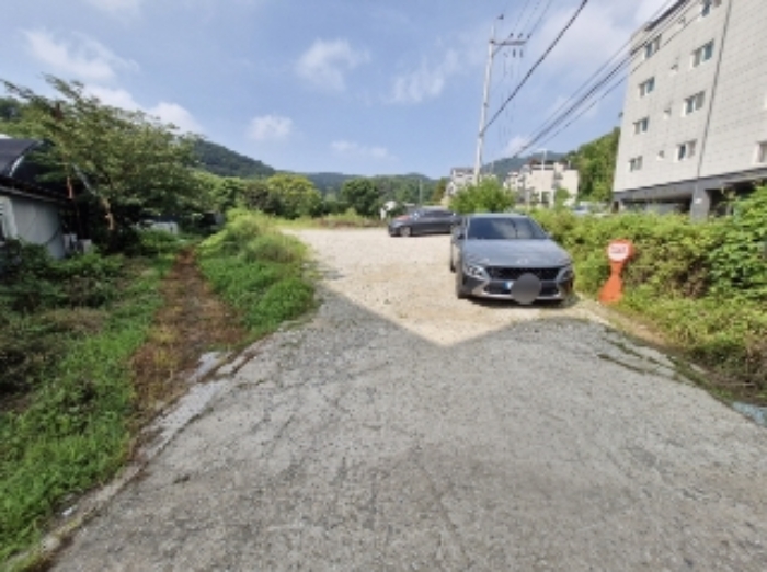 물건 2(내손동 89-2) 전경 - 토지 동북쪽의 도로쪽 진입부에서 본 사진