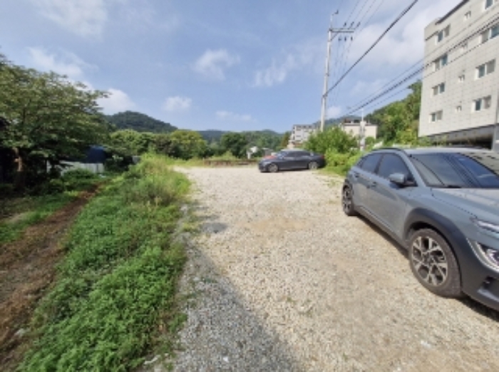 물건 2(내손동 89-2) 전경 - 토지 동북쪽의 도로쪽 진입부에서 본 사진