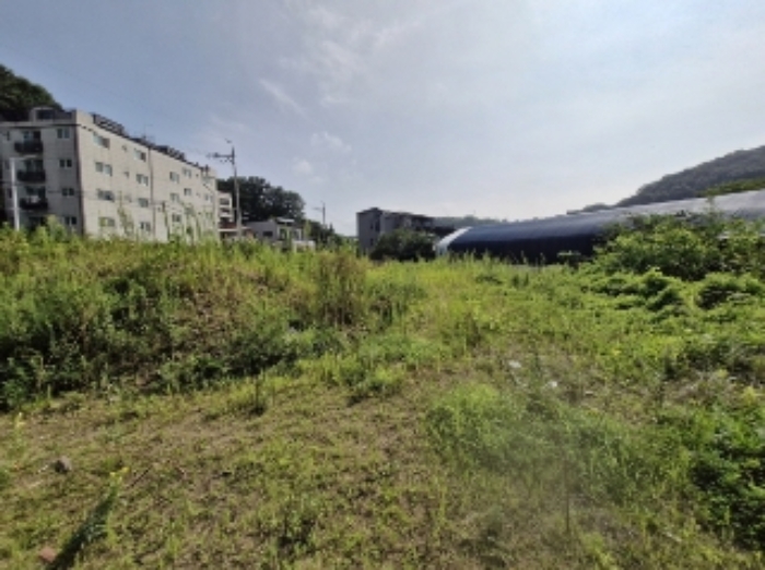 물건 1(왼쪽 일부) 및 물건 2 전경 - 물건 3.에서 본 사진(각 토지 경계는 불분명)