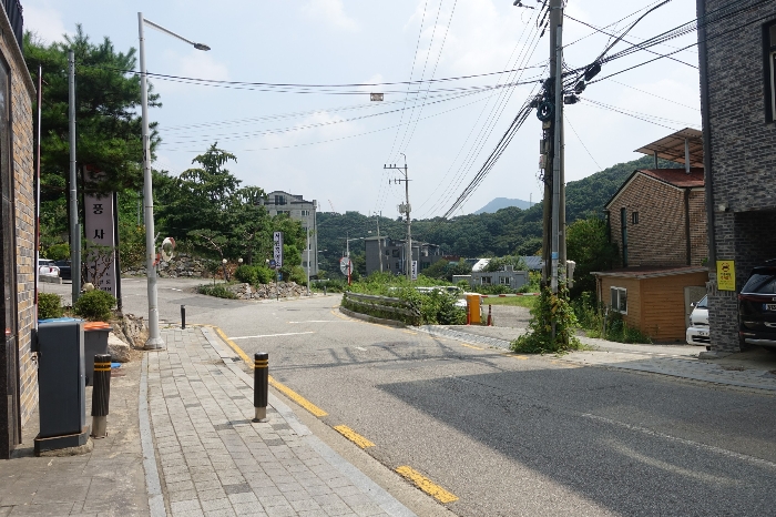 주변 환경 - 동측으로 촬영