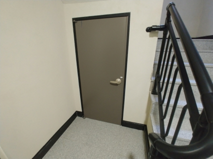 계단옆 창고(폐문)