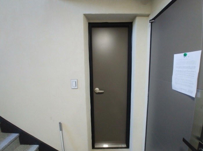 4층 창고로 보이는 폐문