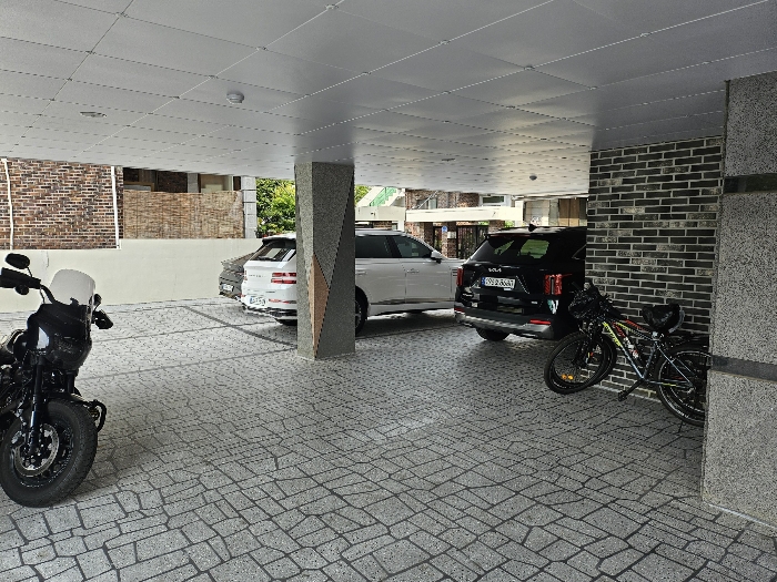 본건 1층 제시외 피로티주차장 주위환경