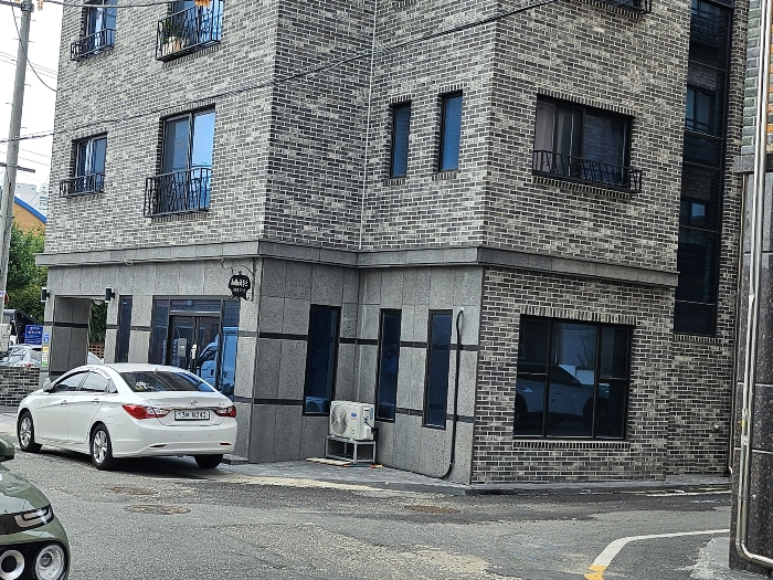 본건 남측 앞에서 촬영