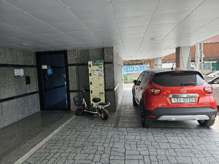 본건 1층 피로티 주차장 주위환경