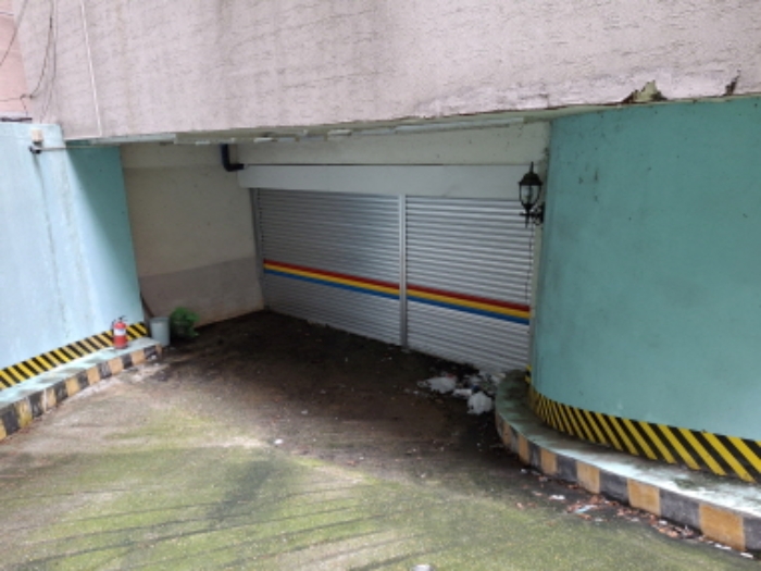 지하 주차장 출입구 모습