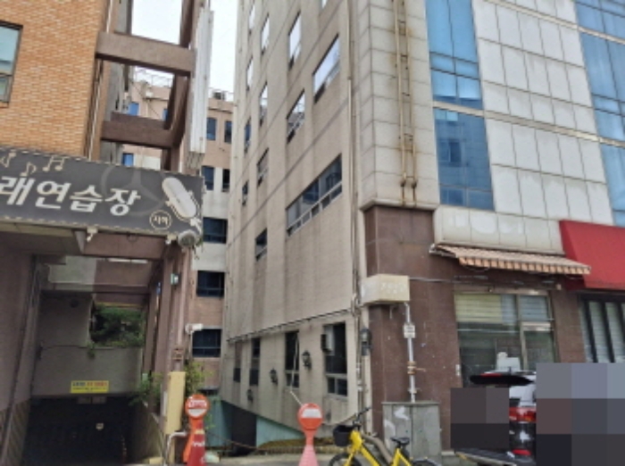 건물 좌측 모습