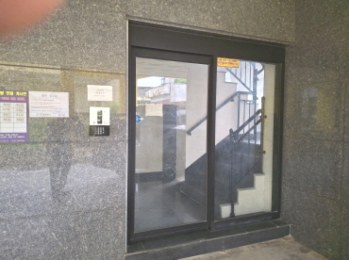 공동 출입문 모