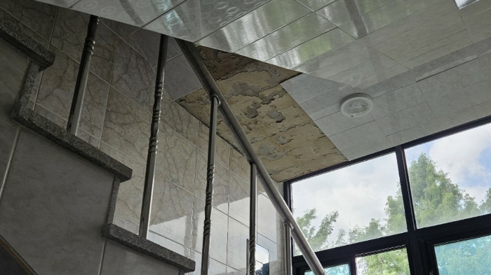 계단실 타일 탈락 부분