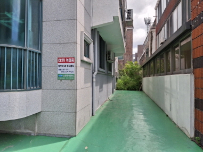 건물 우측 모습