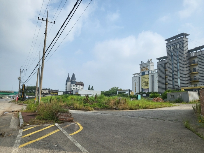 본건 남동측에서 촬영