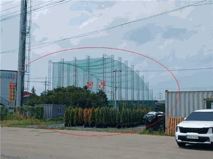 본건 전경 - 동측 인근에서 촬영